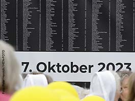 Kundgebung zum Gedenken an Opfer des Hamas Überfalls und Installation mit über einhundert Portraits der beim Hamas-Massaker (7. Oktober 2023) grausam Ermordeten (Foto: Peter Henrich / HEN-FOTO)