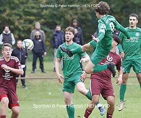 In der umkämpften Partie hat SV St. Stephan Griesheim bei der SG Modau mehr Chancen - hier kann Philipp Root auf das von Torwart Nick Wüst verlassene Modauer Tor schießen (Fotoagalerie © Peter Henrich / HEN-FOTO)