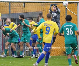 In der Verbandsliga Saison 2025/2026 unterliegt SG Langstadt/Babenhausen - VfR Groß-Gerau (1:3) Foto: Torwart Sebastian Schreiber (1 Langstadt) mit Faustabwehr (Sportfotografie © Peter Henrich)