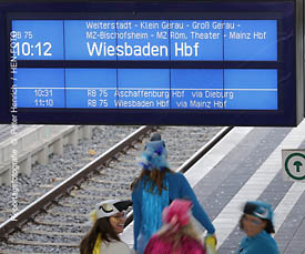 Von Darmstadt Hauptbahnhof per Bahn nach Mainz zum Start der fünfte Jahreszeit um 11:11 Uhr unterwegs ( Fotogalerie  ©  Peter Henrich  /  HEN-FOTO )