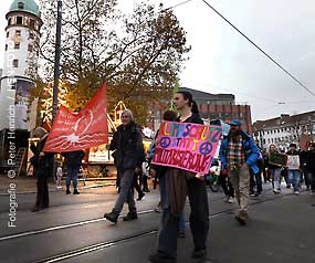 Im Rahmen des bundesweiten Globalen Klimastreiks versammelten sich ca 150 Teilnehmer auf dem Luisenplatz und demonstrierten für mehr Klimaschutz bis zum Ostbahnhof (Fotografie © Peter Henrich / HEN-FOTO) Im Rahmen des bundesweiten Globalen Klimastreiks versammelten sich ca 150 Teilnehmer auf dem Luisenplatz und demonstrierten für mehr Klimaschutz bis zum Ostbahnhof (Fotografie © Peter Henrich / HEN-FOTO)