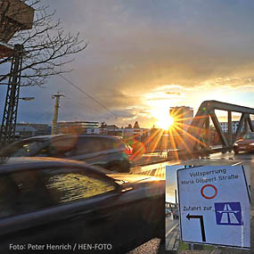 Sonnenuntergang abends in der Bismarckstraße mit Blick auf die Stahlfachwerkbrücke und leichtem Rückstau. Sicherlich ist der Grund hierfür die Vollsperrung der Maria-Göppert-Straße wegen Fahrbahnarbeiten bis Ende November (Foto © Peter Henrich / HEN-FOTO)