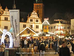 Hurra - der Weihnachtsmarkt in Darmstadt ist eröffnet. Die Weihnachtspyramide vor dem historischen Rathaus strahlt in hellem Licht (Fotogalerie © Peter Henrich / HEN-FOTO)