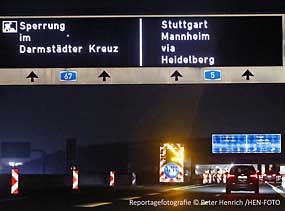 Aufgrund Abbrucharbeiten an der Südrampe am Darmstädter Kreuz hat die Niederlassung West der Autobahn GmbH die beidseitige Sperrung der A67 vom 21.11.25 (21 Uhr) bis 24.11.25 (5 Uhr) veranlaßt (Fotogalerie: Peter Henrich / HEN-FOTO)