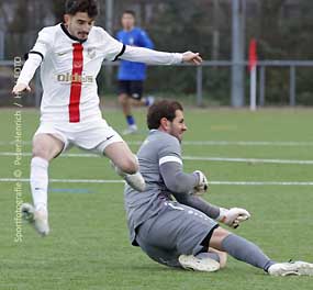 Der zweifache Torschütze Emin Aykir (links) kann nicht ein drittes Mal Torhüter Gianluca Colombo von SG Bornheim überwinden und die Niederlage verhindern (Fotogalerie  ©  Peter Henrich  /  HEN-FOTO)