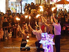 Einkaufen in Darmstadts Innenstadt am Freitag bis 21 Uhr während Black-Night-Shopping unter dem Motto Feuer und Eis: Feuershows und Eisskulpturen, Walkacts und Weihnachtsmarkt (Fotogalerie © Peter Henrich / HEN-FOTO) Einkaufen in Darmstadts Innenstadt am Freitag bis 21 Uhr während Black-Night-Shopping unter dem Motto Feuer und Eis: Feuershows und Eisskulpturen, Walkacts und Weihnachtsmarkt (Fotogalerie © Peter Henrich / HEN-FOTO)