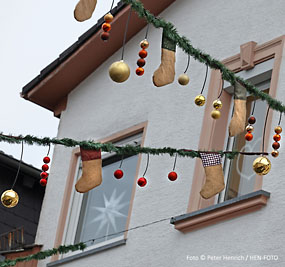 Weihnachtsdekoration in der Moosbergstrasse - eine schöner aber selten Weihnachtsschmuck  - wer noch ein Weihnachtsgeschenk sucht wird hier fündig - meinen Darmstadt Kalender 2026 gibt es auch im Bessunger Buchladen (Foto @ Peter Henrich / HEN-FOTO)