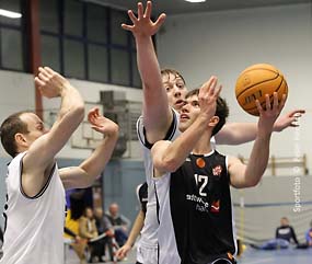 Während der Basketball Begegnung zwischen TV Babenhausen und TV Hanau erzielte die Heimmannschaft über 100 Punkte und bleibt Oberliga Tabellenführer (Foto © Peter Henrich) Während der Basketball Begegnung zwischen TV Babenhausen und TV Hanau erzielte die Heimmannschaft über 100 Punkte und bleibt Oberliga Tabellenführer (Foto © Peter Henrich)