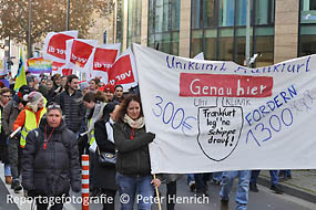 Warnstreik des Pflegepersonals (ohne Ärtzte und Ärztinnen) nach Aufruf von der Gewerkschaft VERDI am Universitätsklinikum Frankfurt mit Lohnforderungen und einer 300 € Genau-hier-Zulage zur ersten Tarifrunde der Länder (Reportagefotografie © Peter Henrich)