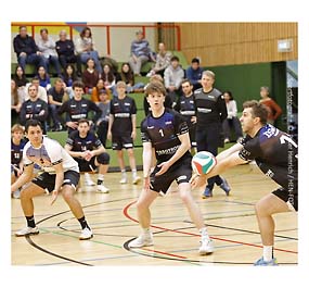 In der Volleyball Regionalliga Männer Saison 2025 2026 trennen sich DSW Darmstadt und TV Wiesbach (Tabellenführer) mit 1:3 (Fotogalerie  © Peter Henrich / HEN-FOTO)