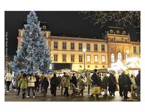 Betriebssam endete der letzte Tag auf dem Darmstädter Weihnachtsmarkt 2025 (Foto © Peter Henrich)