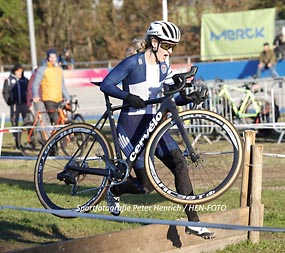 Beim Darmstädter Cyclo-Cross-Rennen gewinnt in der Frauen Elite Klasse Lisa Heckmann / VC Darmstadt vor Theresia Schwenk / RSV Heidelberg (Foto © Peter Henrich / HEN-FOTO)
