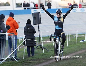 Im Ziel des Darmstädter Cyclo-Cross-Rennens reißt U30-Weltmeister Sascha Starker von der SSG Bensheim die Arme hoch (Foto © Peter Henrich / HEN-FOTO)