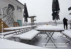 Mehr als 5 cm Neuschnee in Darmstadt wie hier auf Tischen und Bänken am Familienbad Woog verführen zum Verweilen und die Ruhe genießen (Reportagefotografie  ©  Peter Henrich)