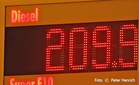 Diesel überschreitet sowohl am Donnerstagabend als auch am Freitagmorgen die 2 Euro Marke deutlich (Foto @ Peter Henrich)
