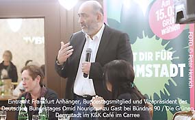 Eintracht Frankfurt Anhänger, Bundestagsmitglied und Vizepräsident des Deutschen Bundestages Omid Nouripour ist vier Tage vor der Kommunalwahl zu Gast bei Bündnis 90 / Die Grünen Darmstadt im K&K Café im Carree (Fotogalerie © Peter Henrich)