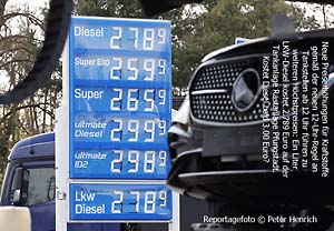 Nach der neuen 12-Uhr-Regel seit 1.4.26 können an Tankstellen einmalig und täglich um 12 Uhr Preise für Kraftstoffe an Tankstellen erhöht werden. Dies führt seit drei Tagen zu Höchstpreisen (Foto © Peter Henrich)