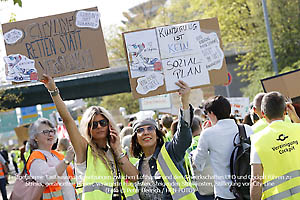 Festgefahrene Tarifauseinandersetzungen zwischen Lufthansa und den Gewerkschaften UFO und Cockpit führen zu Streiks, Demonstration, gecancelten Flügen, verärgerte Fluggästen, steigenden Streikkosten, Stilllegung von City-Line (Foto © Peter Henrich / HEN-FOTO)