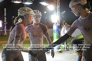 Beim Speedskating Kriterium in Groß-Gerau freut sich Larissa GAISER (D / Swings World Tea) über ihren Sieg über 10000m (Sportfoto © Peter Henrich / HEN-FOTO)