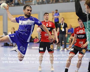 SG Arheilgen gewinnt in eigener Halle gegen den Tabellenführer HSG Rodgau/Nieder-Roden II (36:29) in der Handball Oberliga - hier trifft Martin Rellig ins Tor (Sportfoto © Peter Henrich / HEN-FOTO)