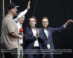 Vor dem TOP-Act Alphaville begrüßten Oberbürgermeister Hanno Benz als auch die Geschäftsführer von STAGE GROOVE FESTIVAL GmbH Frank Friedrich Grossmann und Thiemo Gutfried das Publikum (Foto: Peter Henrich)