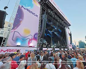 Neunzig Minuten lang begeisterten die schwungvollen Bandmitglieder der Synth-Pop Gruppe Alphaville mit ihrem Sänger Marian Gold die zahlreichen Zuschauer auf dem Karolinenplatz (Foto: Peter Henrich)
