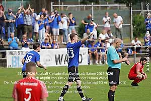 Nach dem Abpfiff jubelten die frisch gebackenen Kreisoberliga Meister Spieler SG Arheilgen vor der Zuschauerkulisse blauen Wand und freuen sich mit den Fans über den Aufstieg in die Fussball Gruppenliga Darmstadt (Sportfotografie © Peter Henrich / HEN-FOTO)