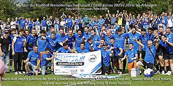Nach dem Abpfiff jubelten die frisch gebackenen Kreisoberliga Meister Spieler SG Arheilgen vor der -blauen Wand- und freuen sich mit den Fans über den Aufstieg in die Fussball Gruppenliga Darmstadt (Sportfoto © Peter Henrich) Nach dem Abpfiff jubelten die frisch gebackenen Kreisoberliga Meister Spieler SG Arheilgen vor der -blauen Wand- und freuen sich mit den Fans über den Aufstieg in die Fussball Gruppenliga Darmstadt (Foto © Peter Henrich)