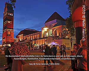 Die Darmstädter Welterbestätte Mathildenhöhe feiert ihr Welterbefest und lädt zu Führungen, Musik, Ausstellungen, Illumination, Kunsthandwerkermarkt, Feuershow ein ( Fotografie © Peter Henrich / HEN-FOTO)