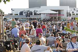 Zum Ende der Spielzeit sowie zum Heinerfest '26 präsentierte das Staatstheater Darmstadt ein Open-Air-Konzert unter der Leitung des Dirigenten Marcus Merkel auf dem prall gefüllten Georg-Büchner-Platz (Foto © Peter Henrich / HEN-FOTO)