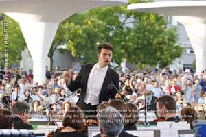 Zum Ende der Spielzeit sowie zum Heinerfest '26 präsentierte das Staatstheater Darmstadt ein Open-Air-Konzert unter der Leitung des Dirigenten Marcus Merkel auf dem prall gefüllten Georg-Büchner-Platz (Foto © Peter Henrich / HEN-FOTO)