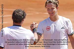 In der Tennis Medenrunde 2026 Hessenliga Herren verliert TEC Darmstadt gegen Eintracht Frankfurt - auf dem Bild gratuliert Julien Penzlin (Frankfurt) dem Sieger im Einzel Alec Beckley (Foto: Peter Henrich / HEN-FOTO) 