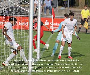 Im Finale des Fussball Wochenturniers um den Merck-Pokal schlägt SKV Rot-Weiss Darmstadt - Spvgg. Neu-Isenburg (2:1) - hier wehrt Everton Ferreira (NI) den Schuss von Emin Aykir (RW DA) auf der Linie ab (Fotogalerie © Peter Henrich / HEN-FOTO) Im Finale des Fussball Wochenturniers um den Merck-Pokal schlägt SKV Rot-Weiss Darmstadt - Spvgg. Neu-Isenburg (2:1) - hier wehrt Everton Ferreira (NI) den Schuss von Emin Aykir (RW DA) auf der Linie ab (Fotogalerie © Peter Henrich / HEN-FOTO)