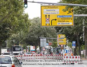Im Kreuzungsbereich Rüdesheimer Str. / Donnersbergring / Karlsruher Str. wird die Fahrbahndecke abgefräst und erneuert - der R-Bus fährt ersatzweise auf der Heidelberger Straße, Eschollbrücker Straße und Berliner Allee ( Foto © Peter Henrich)