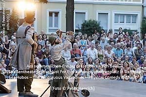 31.07.2026 Am sommerlichen Freitagabend staunten und bewunderten zahlreiche Zuschauer beim 33. Straßentheaterfestival Just For Fun auf dem Johannesplatz das Duo Los Hobos – The Ambiguous Vagabonds (Foto: Peter Henrich) 31.07.2026 Am sommerlichen Freitagabend staunten und bewunderten zahlreiche Zuschauer beim 33. Straßentheaterfestival Just For Fun auf dem Johannesplatz das Duo Los Hobos – The Ambiguous Vagabonds (Foto: Peter Henrich)