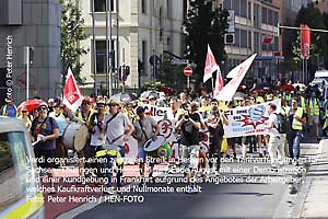 Mit einem zentralen Streik in Hessen forderte VERDI für die Beschäftigten in Sachsen, Thüringen und Hessen in der laufenden Verhandlungsrunde des Einzel-, Groß- und Versandhandels eine angemessene Lohnerhöhung ohne Nullmonate und Kaufkraftverlust ( Fotogalerie © Peter Henrich / HEN-FOTO)