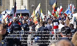 Aufzug durch Darmstadts Innenstadt mit Fahnen und historischen Symbolen beabsichtigen Teilnehmer des Reichsbürger Treffen nach ihrer Kundgebung auf dem Karolinenplatz (Foto © Peter Henrich) Aufzug durch Darmstadts Innenstadt mit Fahnen und historischen Symbolen beabsichtigen Teilnehmer des Reichsbürger Treffen nach ihrer Kundgebung auf dem Karolinenplatz (Foto © Peter Henrich)