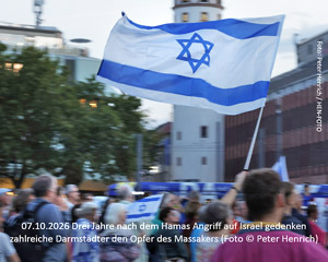 Drei Jahre nach dem HAMAS Angriff auf Israel gedenken zahlreiche Darmstädter auf dem Friedensplatz zahlreicher Opfer (Foto: Peter Henrich / HEN-FOTO)