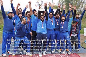 Im Cricket Championship 2026 Finale besiegt der Darmstädter Cricket Club die Mannschaft des Tennis Hockey Cricket Club Rot Gelb Hamburg. Bei der anschließenden Siegerehrung freuen sich die Männer des DCC ausgelassen über ihren großen German Super League Championship Pokal (Foto: Peter Henrich / HEN-FOTO)